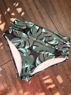 High-Waist Tropical Leaf Bikini Bottoms - Green/Black